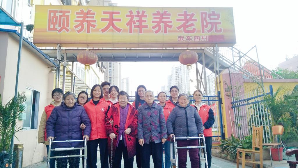 活动结束后志愿者与部分老人合影